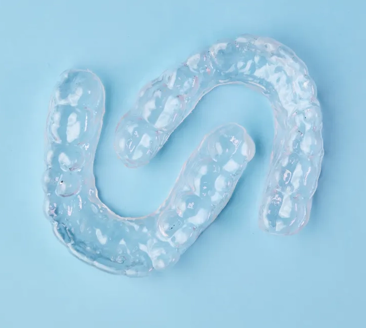 Clear aligner trays for discreet teeth straightening